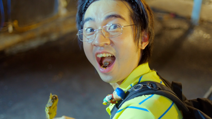 林威佐 screams at the camera in 百合花 Lilium's 怪味 / A Strange Smell music video