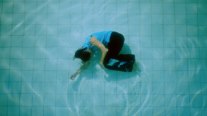 柏霖 Polin lies in fetal position at the bottom of a pool in the How Are You music video